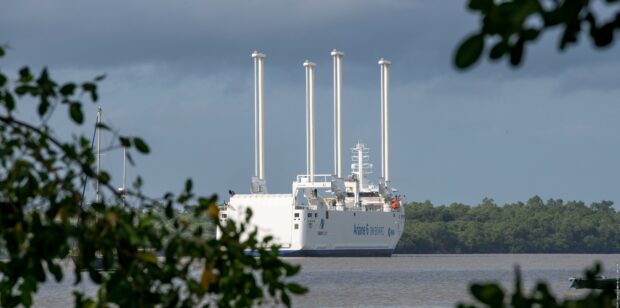 Le cargo hybride La Canopée à Kourou avec des pièces d’Ariane 6