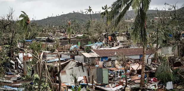 Mayotte : une semaine après le passage de Chido, le pays rend hommage aux victimes du cyclone