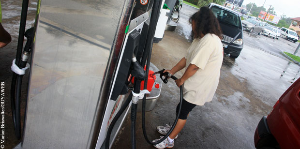 Baisse des prix à la pompe et du gaz