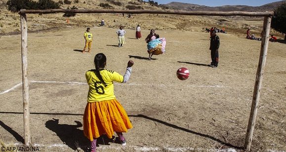 « Au Pérou, les Amérindiennes Aymaras se passionnent pour le football »